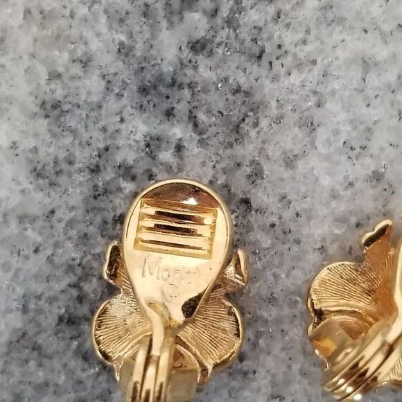 Vintage Little Flower Clip On Earrings, Gold Tone, Estate - Picture 4 of 6